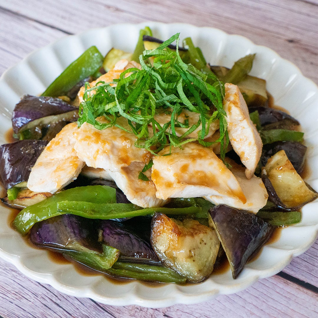 【鶏むね肉と夏野菜で】さっぱり味で食べやすい！なすとピーマンの香味だれ蒸し鶏