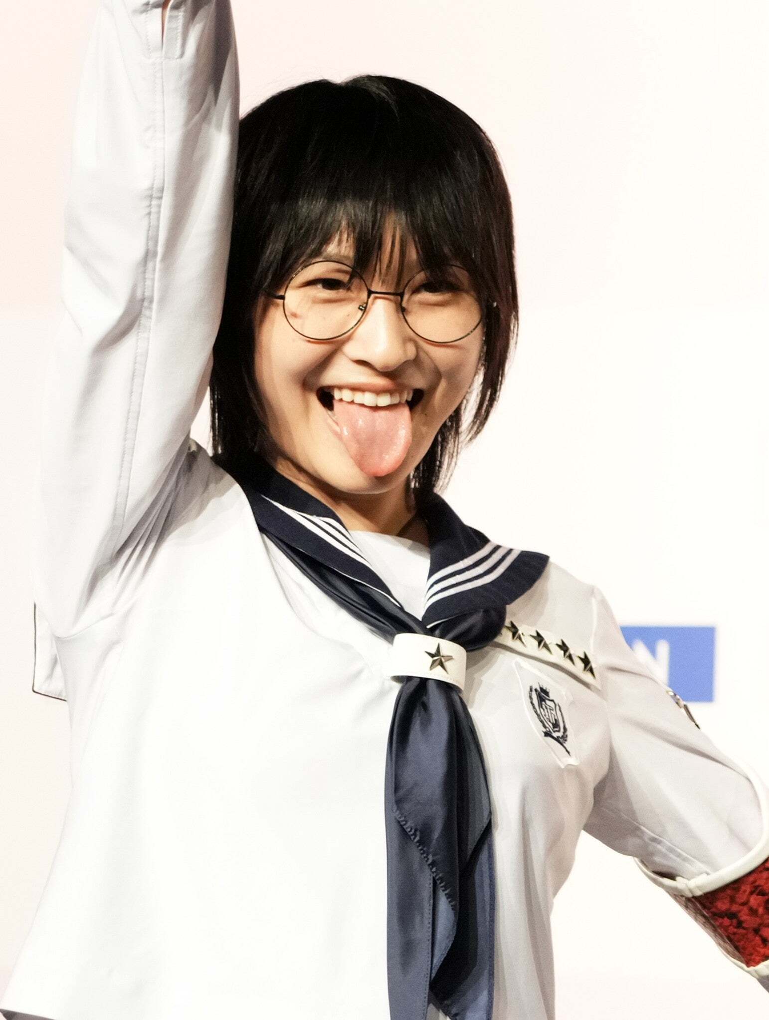 新しい学校のリーダーズ・SUZUKAの“メガネ無し”姿に「これはダメだ