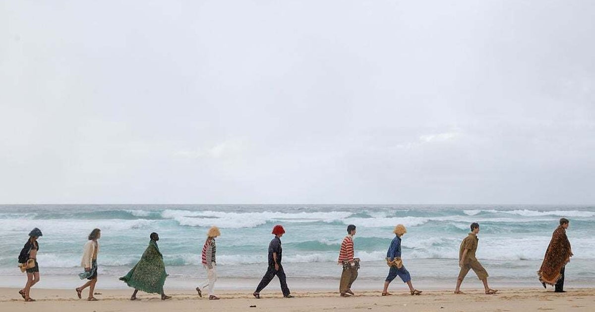 浜辺でファッションショーを開催。すると地元民が……→予想外の行動に大反響（豪）