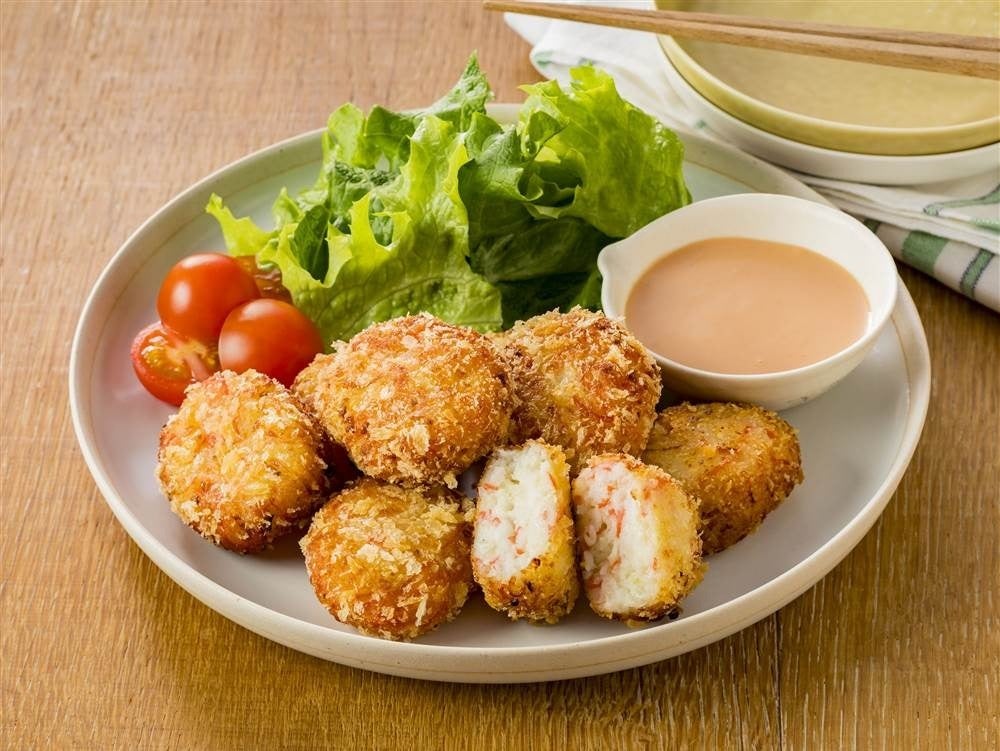 【まるでえびカツ！？】丸めて揚げ焼きするだけ！カニカマとはんぺんで作る「節約レシピ」