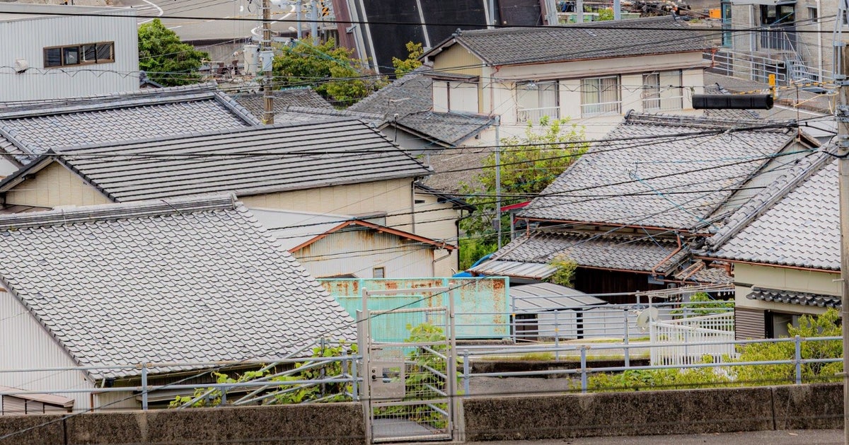 道路が空から降ってきた...⁉︎住宅を突き刺す巨大なアスファルトに「どうなってるん？」と驚きの声
