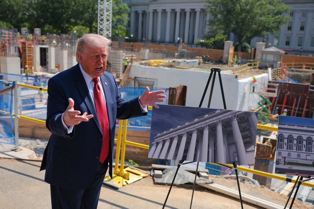 舞踏場の建設現場をバックに報道陣に説明するドナルド・トランプ米大統領（＝2026年5月19日撮影）