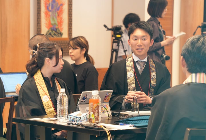 この日作りたい、各自の寺のSNS発信用デザインについて話す参加者