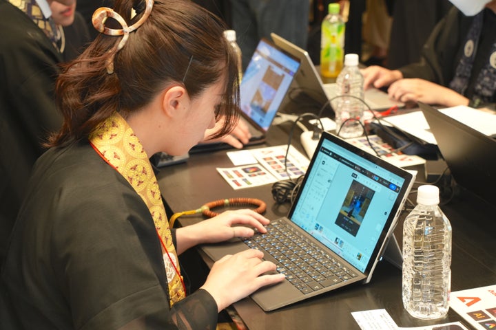 寺の写真を用いて画像を作る様子