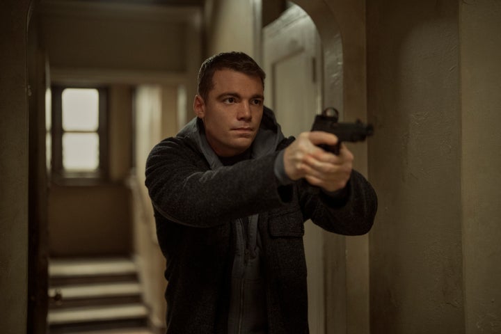 Gabriel Basso como Peter Sutherland en "El agente nocturno."