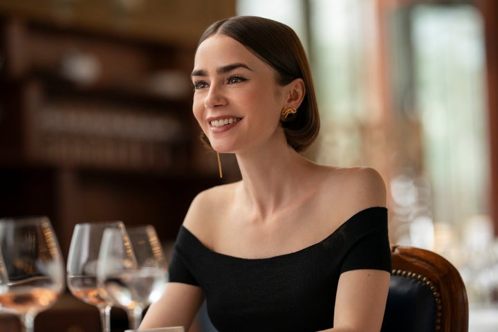 Lily Collins como Emily en "Emily en París."