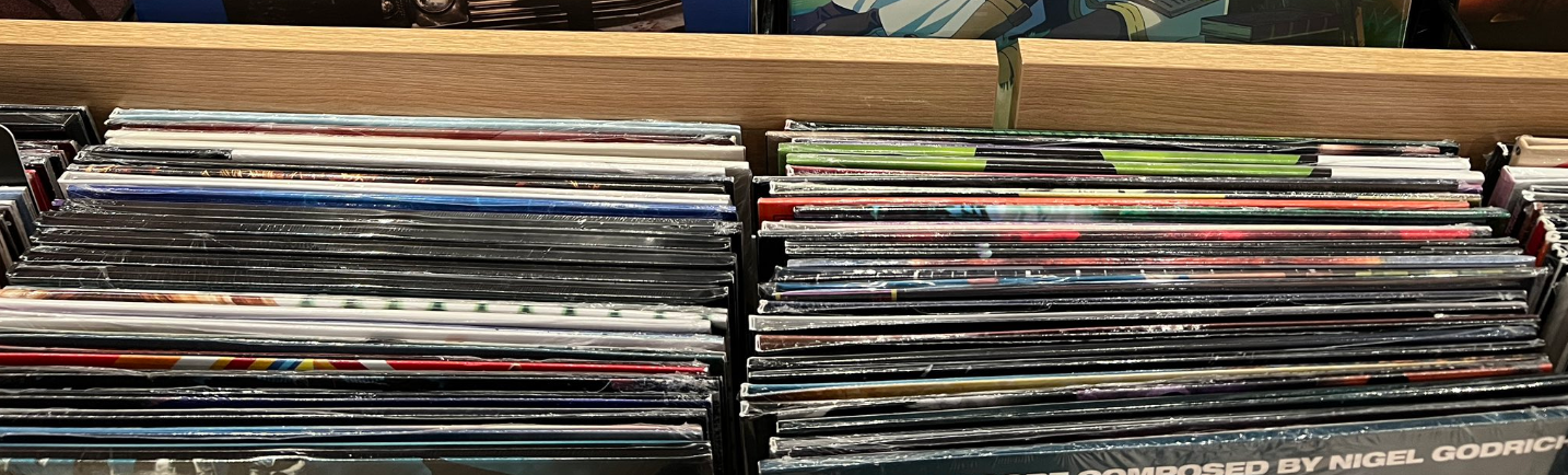 シカゴのごく普通の書店で目にした驚きの光景に…⇒「この2作が肩を並べるとは！」「脳が混乱する」の声