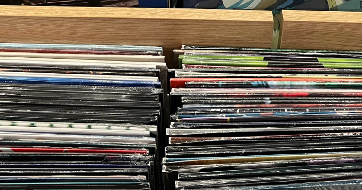 シカゴのごく普通の書店で目にした驚きの光景に…⇒「この2作が肩を並べるとは！」「脳が混乱する」の声