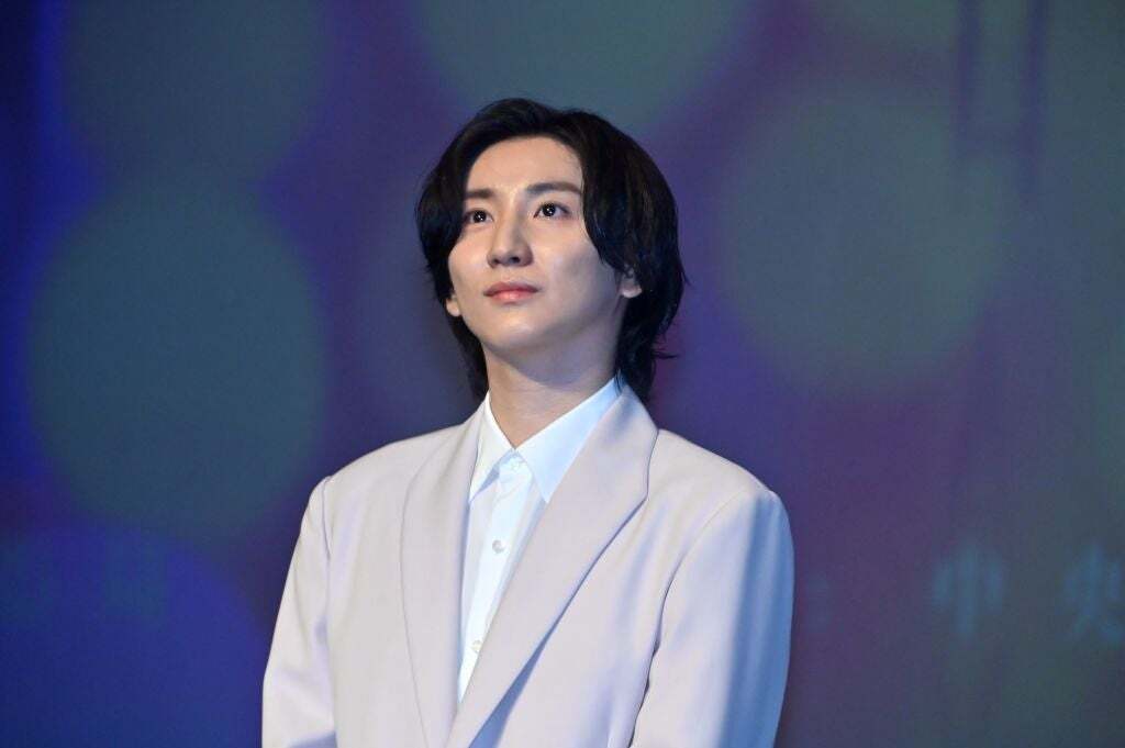 京本大我、ドラマの舞台裏での表情が話題に「迫力」「うつむいた顔が京様にそっくり」「すごいな！」