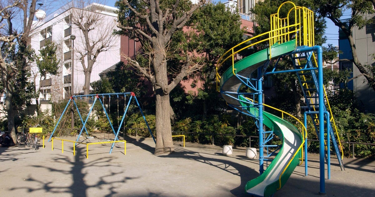 母が公園で撮ってくれた2人の写真……よ〜く見ると? まさかの光景に衝撃「こんなの見たことない」「声出ました」