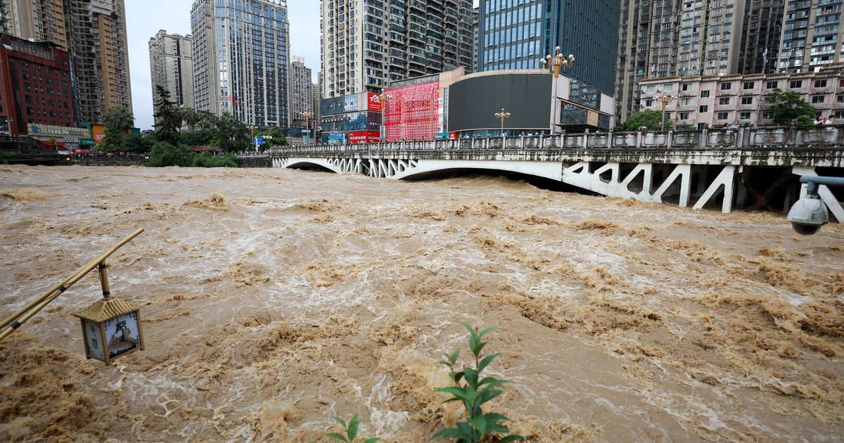 濁流と化した川に車が…。中国南部・中部で記録的な豪雨、数万人が避難するなど被害が拡大