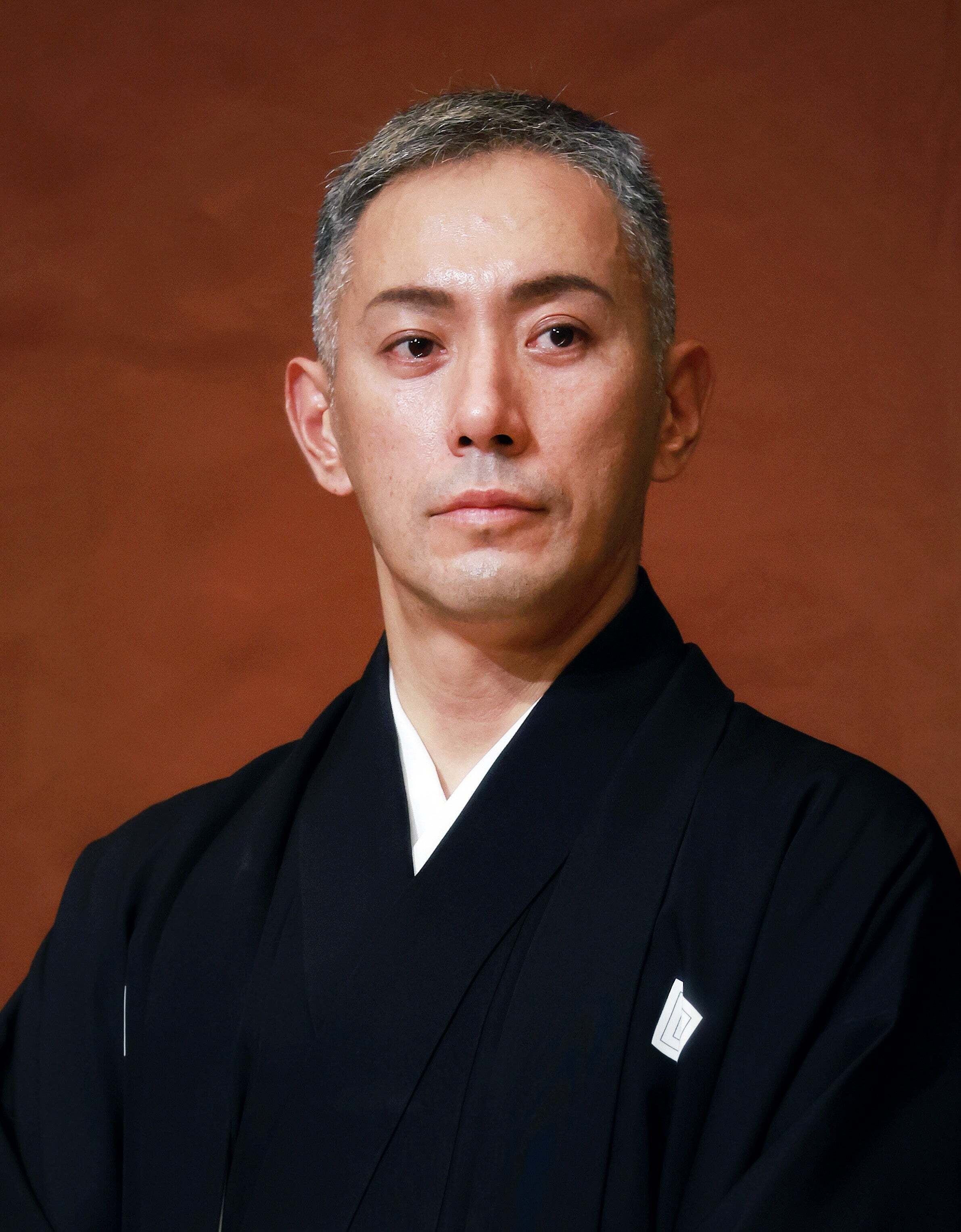 市川團十郎、息子との手つなぎショット披露→「子どもの成長変化に気がつくって素敵なこと」 「身長近づいてきましたね」