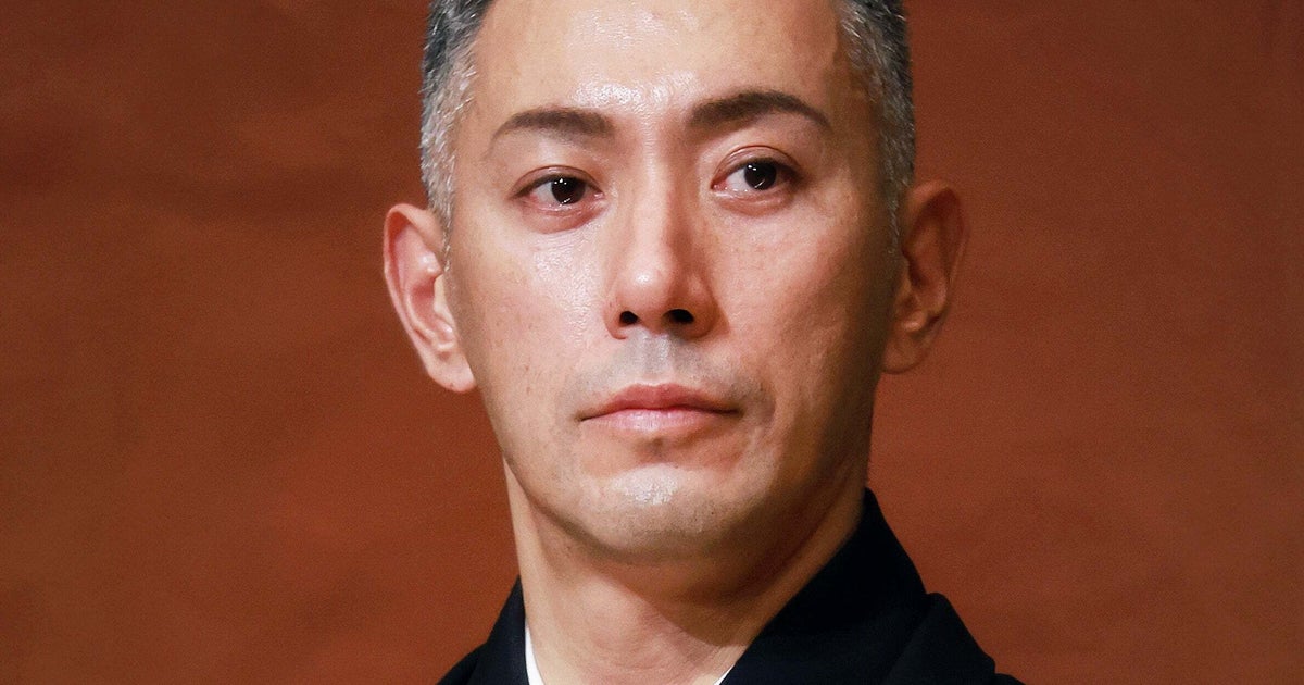 市川團十郎、息子との手つなぎショット披露→「子どもの成長変化に気がつくって素敵なこと」 「身長近づいてきましたね」