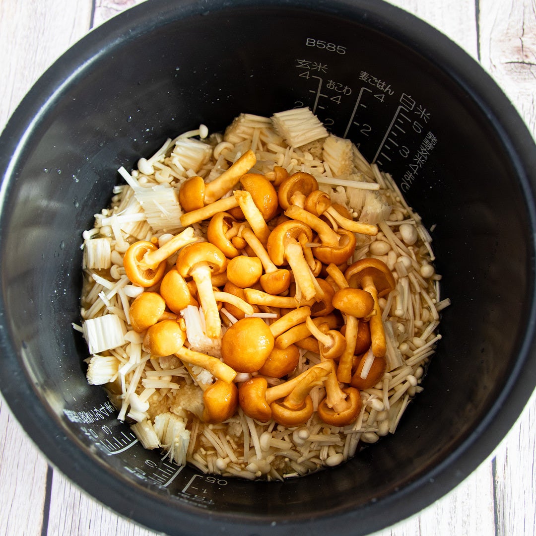 【なめこ入れた炊き込みご飯食べたことある？】炊くだけでおこわみたいにもちもち。お米少なめでも満足感たっぷりの炊き込みご飯レシピ