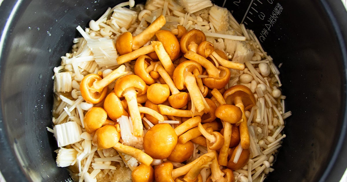 【なめこ入れた炊き込みご飯食べたことある？】炊くだけでおこわみたいにもちもち。お米少なめでも満足感たっぷりの炊き込みご飯レシピ