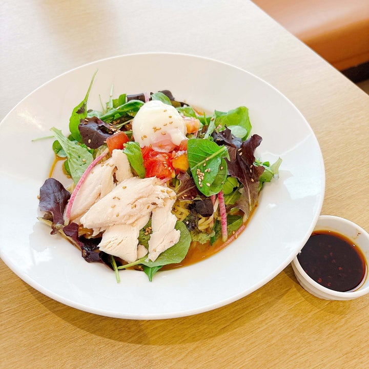 ココス「蒸し鶏と彩り野菜のごまだれ冷やし麺」