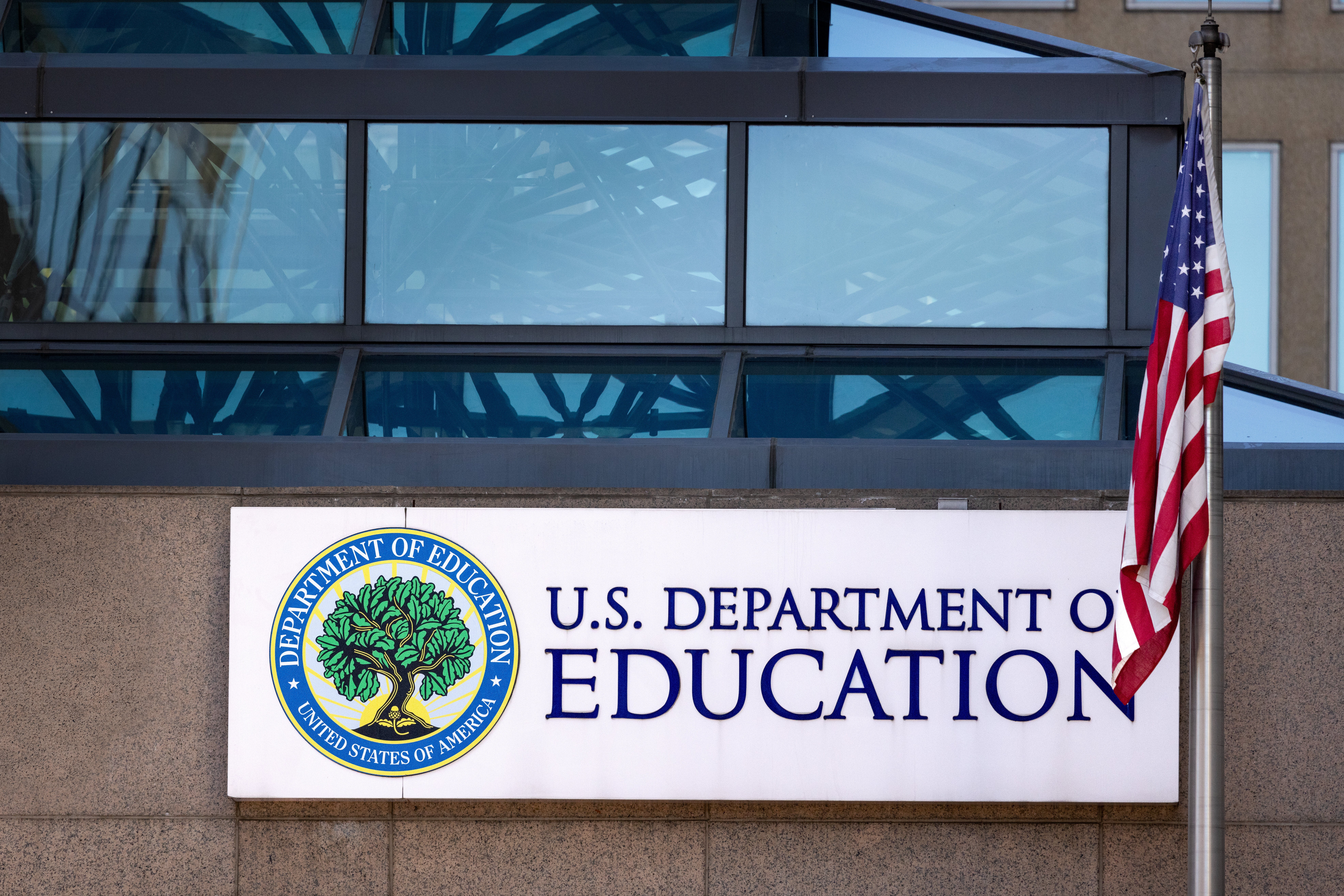 米教育省が「間違いだらけ」の画像を投稿。「教育受けた方がいい」と辛辣コメント殺到