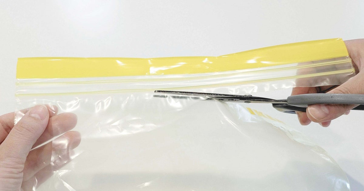 使い終わったジッパー袋「ハサミで切るだけ」で普通のポリ袋がチャック付きに！警視庁絶賛の節約術が優秀すぎる《裏技》