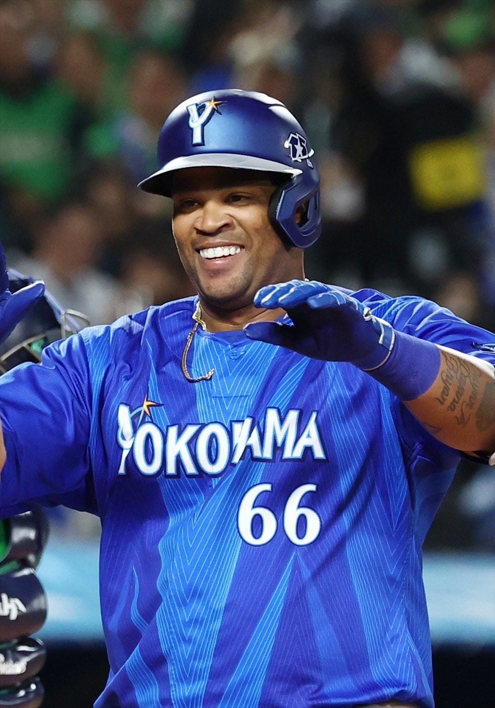 元DeNA三嶋一輝、引退するビシエド選手を囲み記念ショット⇨「タンケ、お疲れさま」「胸熱すぎる！」の声