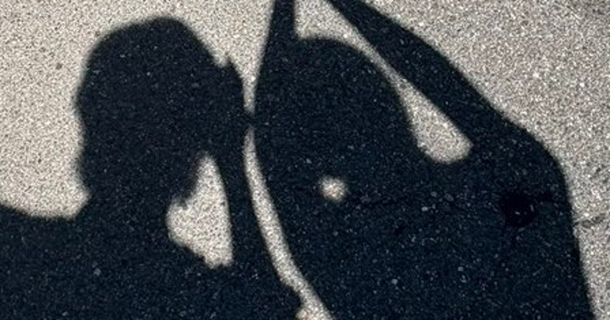 恋人「影絵やるから見てて」⇨絶妙すぎるチョイスに「なんでww」「これ極めたい」とSNS爆笑