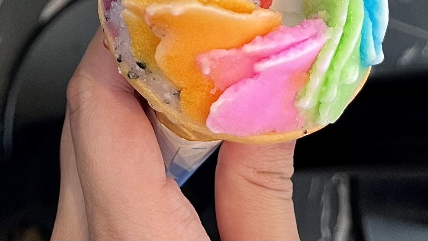 青森・十和田の名物アイスが衝撃だった⇨見た目は花火、10種の味が楽しめて「おいしい！」