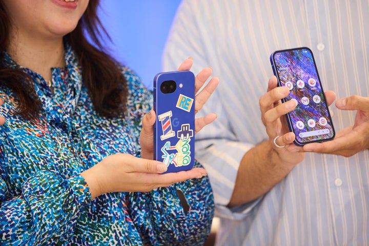 ヘラルボニーとGoogleが共創した、Google Pixelの新機種「10a」のコラボレーションモデル「Isai Blue(イサイブルー)」