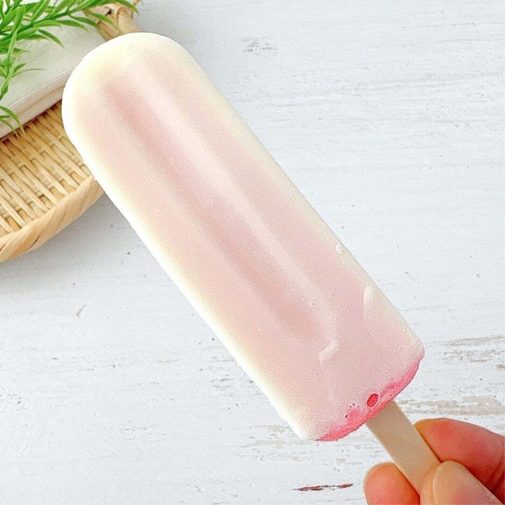 シャトレーゼ「白州名水かき氷バー 練乳いちご 6本入」