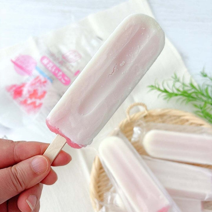 シャトレーゼ「白州名水かき氷バー 練乳いちご 6本入」