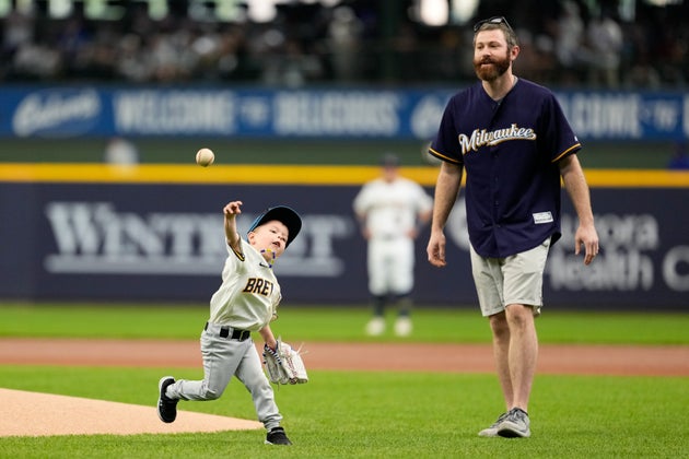 ドジャース対ブリュワーズの試合に先立ち、始球式を行うウェイロン・フレッチャー君（現地時間2026年5月23日、ウィスコンシン州ミルウォーキーにて）