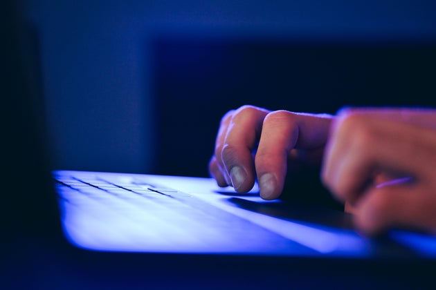 近年、ディープフェイクを使った偽動画などが犯罪に利用されるケースが増えている