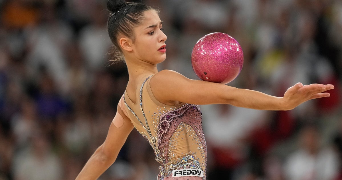 頭が消えた…？パリ五輪・新体操の“奇跡の一枚”に「どういう状態？」「神業を完璧に切り取ってる」