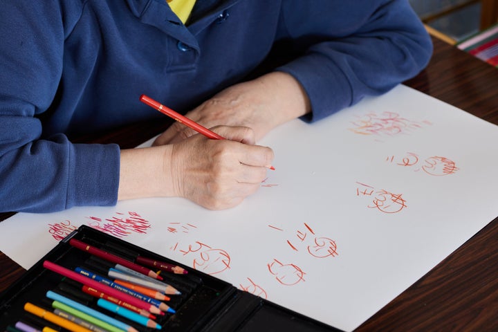 アトリエを訪れた人の顔を色鉛筆で描く