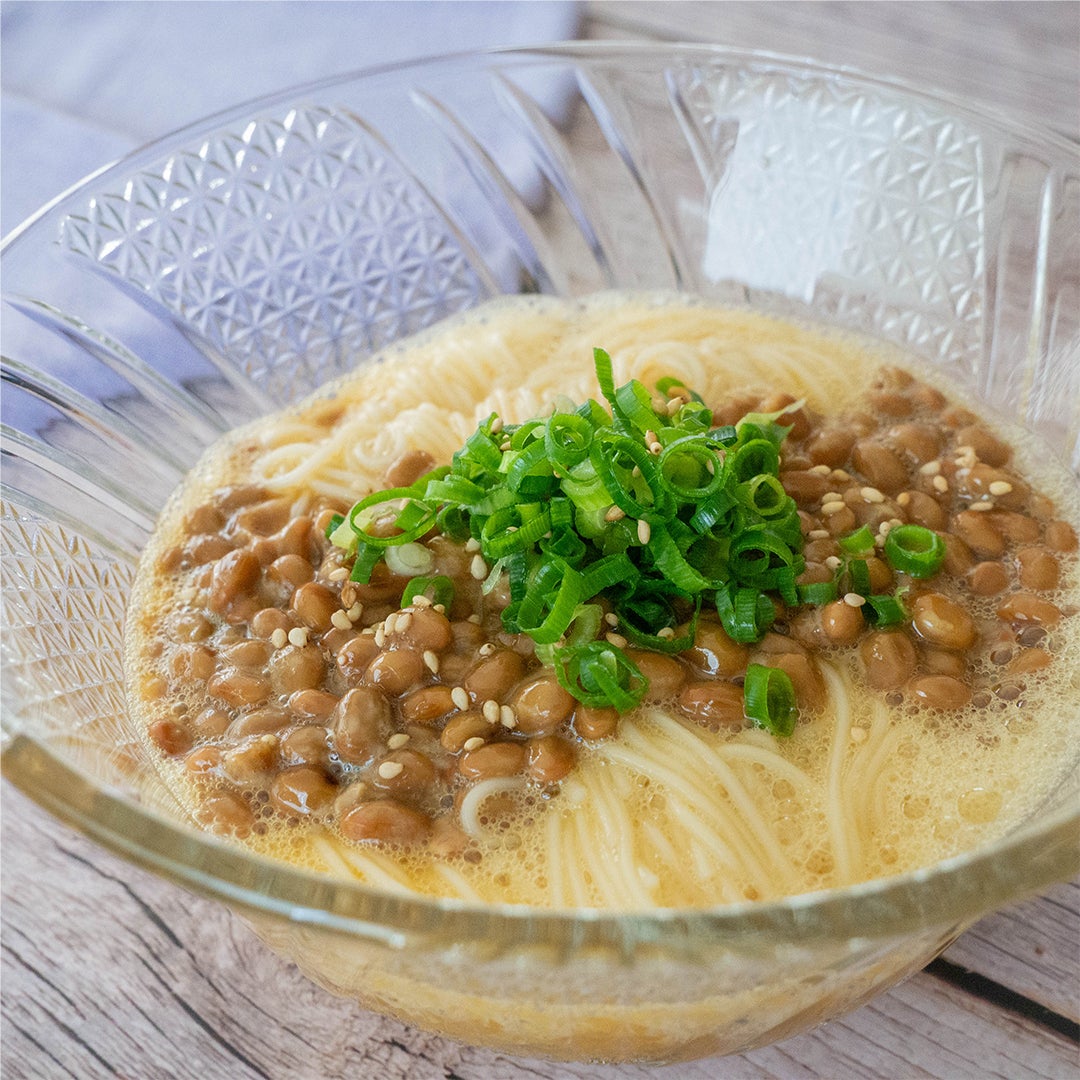 【これぞ夏のTKG…いやTKS！】すぐに作れて激ウマ！ずるずるいける納豆卵かけそうめん