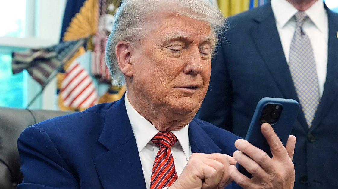 Tech Expert Gets Brutally Honest About The Trump Mobile Phone: ‘Looks Like A Urine Sample’