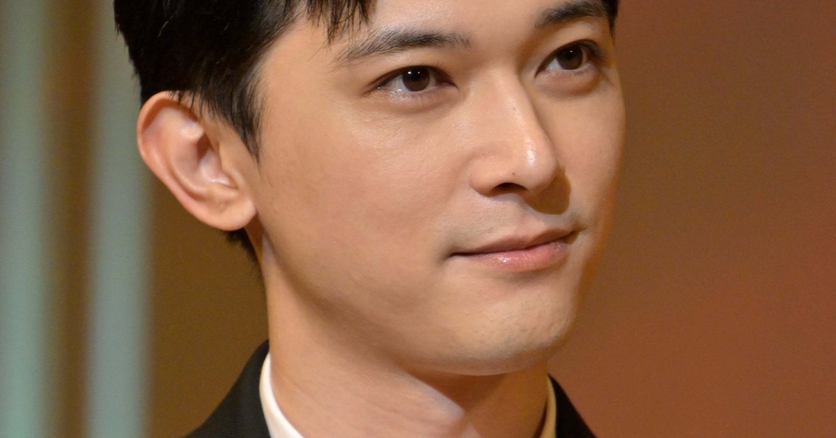 吉沢亮、脚を組むときの座り方がSNSで反響「吉沢さんもやってるんだ」「私もこの座り方」