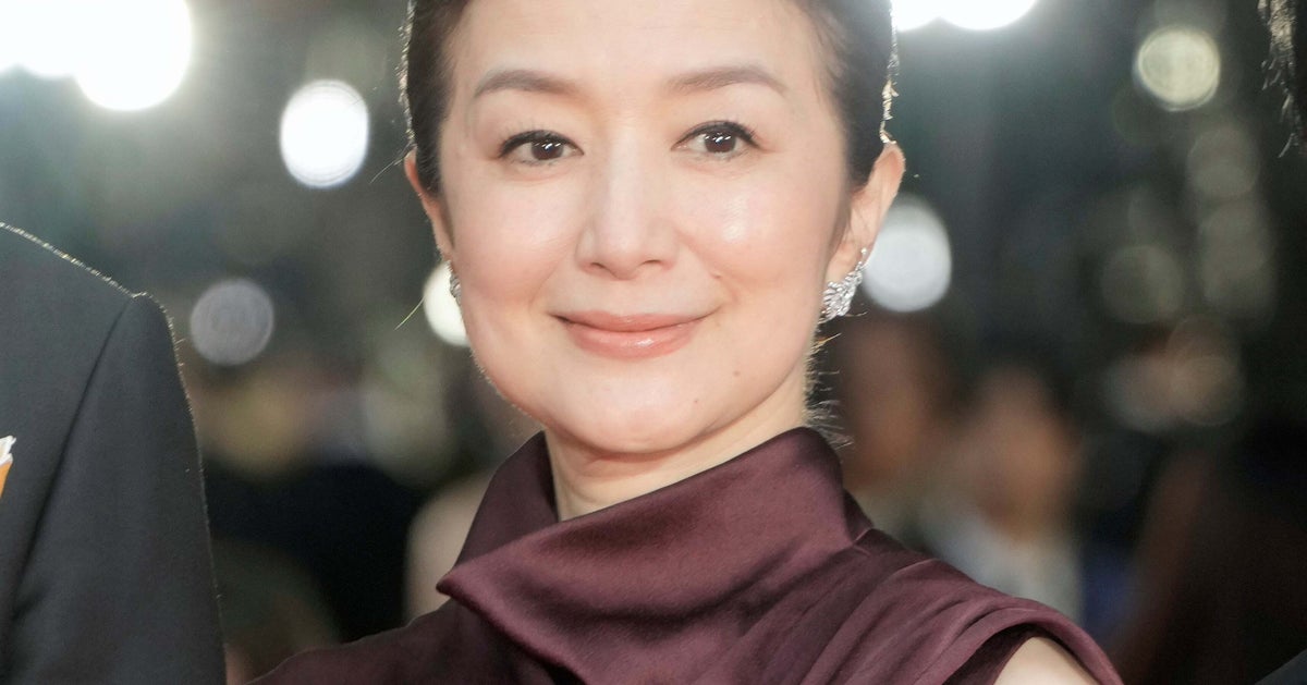 「久しぶりにロングヘア」鈴木京香、新作映画のビジュアルに反響「ミステリアスでとても素敵」「格別ですね」