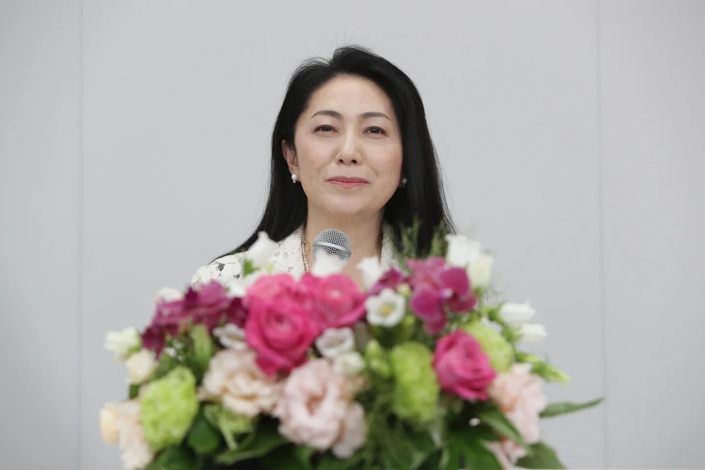 石川さゆり、自宅ガーデニングで育ったジューンベリーを脚立に乗って収穫「少し酸っぱくて甘し」
