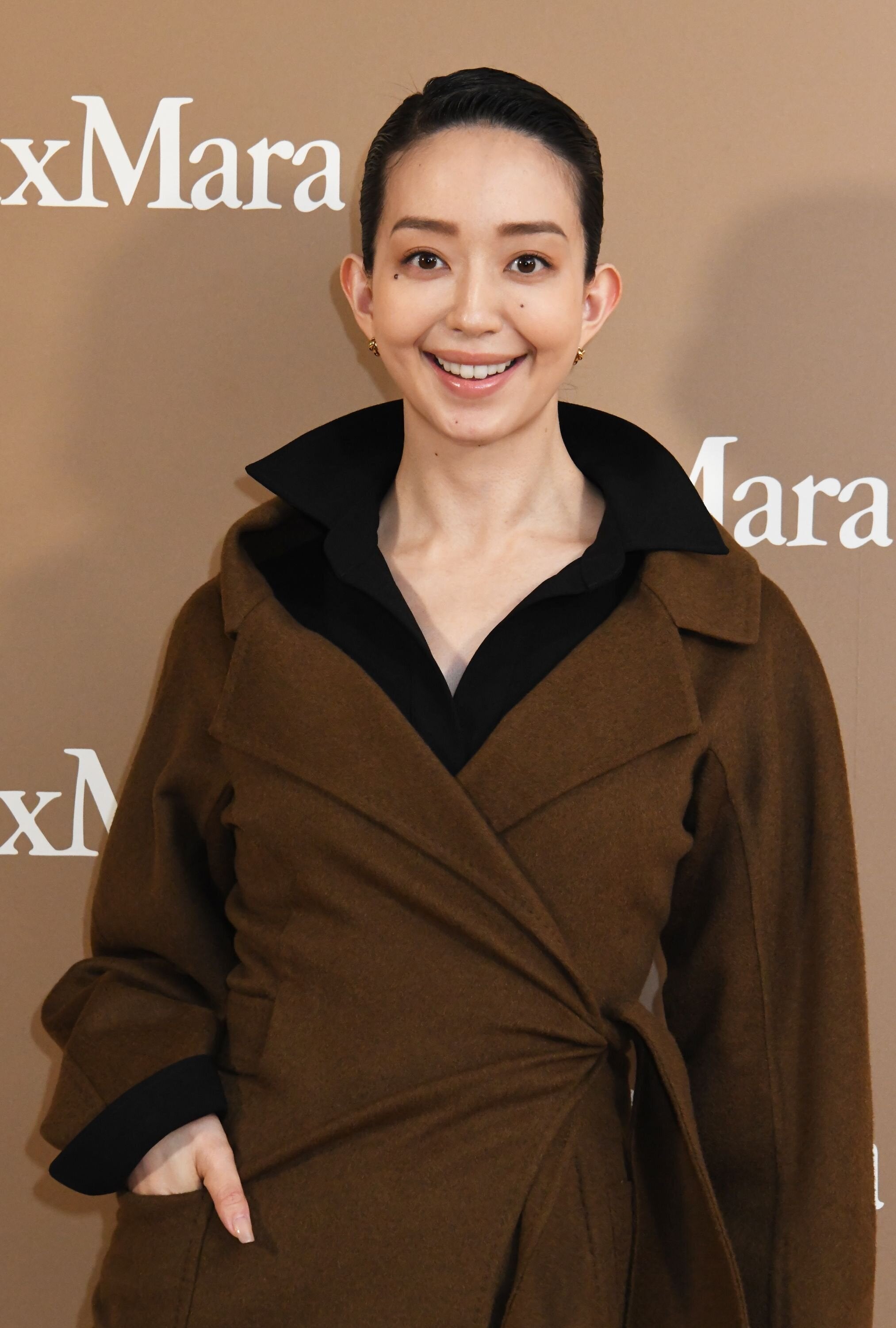 モデル・松島花、全盲の愛猫と寄り添うオフショット。「涙出ました」「目が見えなくても愛情はたっぷり感じてると思います」