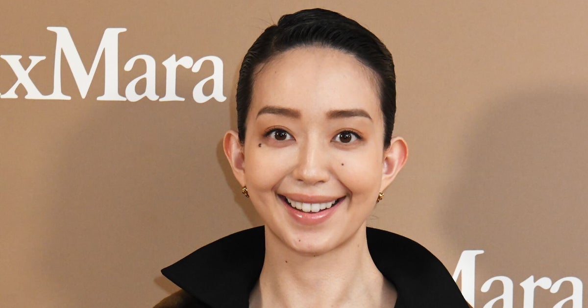 モデル・松島花、全盲の愛猫と寄り添うオフショット。「涙出ました」「目が見えなくても愛情はたっぷり感じてると思います」
