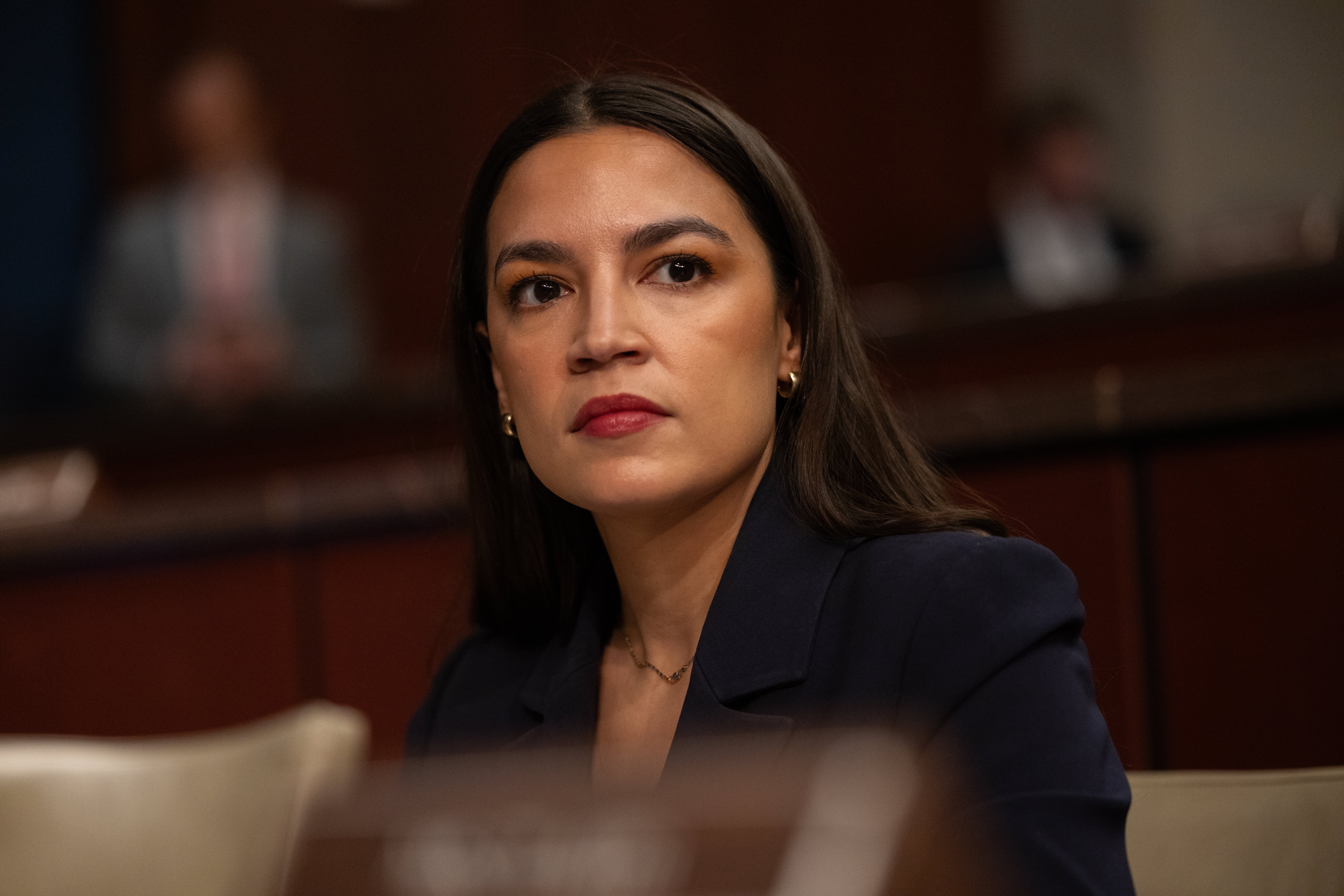 米議員、茶色く濁った水を掲げデータセンター問題を追及。「この水は飲めない」住民から水質への懸念