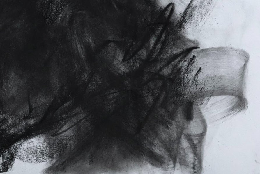 木炭で描いた黒猫。命が宿っているかのような横顔に「一瞬で心奪われた」「え…美しすぎる…」と反響