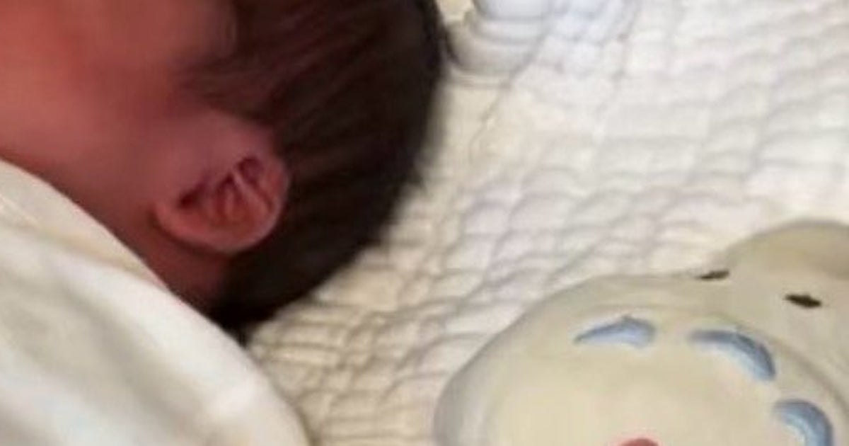 生後間もない赤ちゃん、「イエーイ！生まれたぜ」と歓喜のポーズ⇨「前世は陽キャ」「人生何周目？」の声