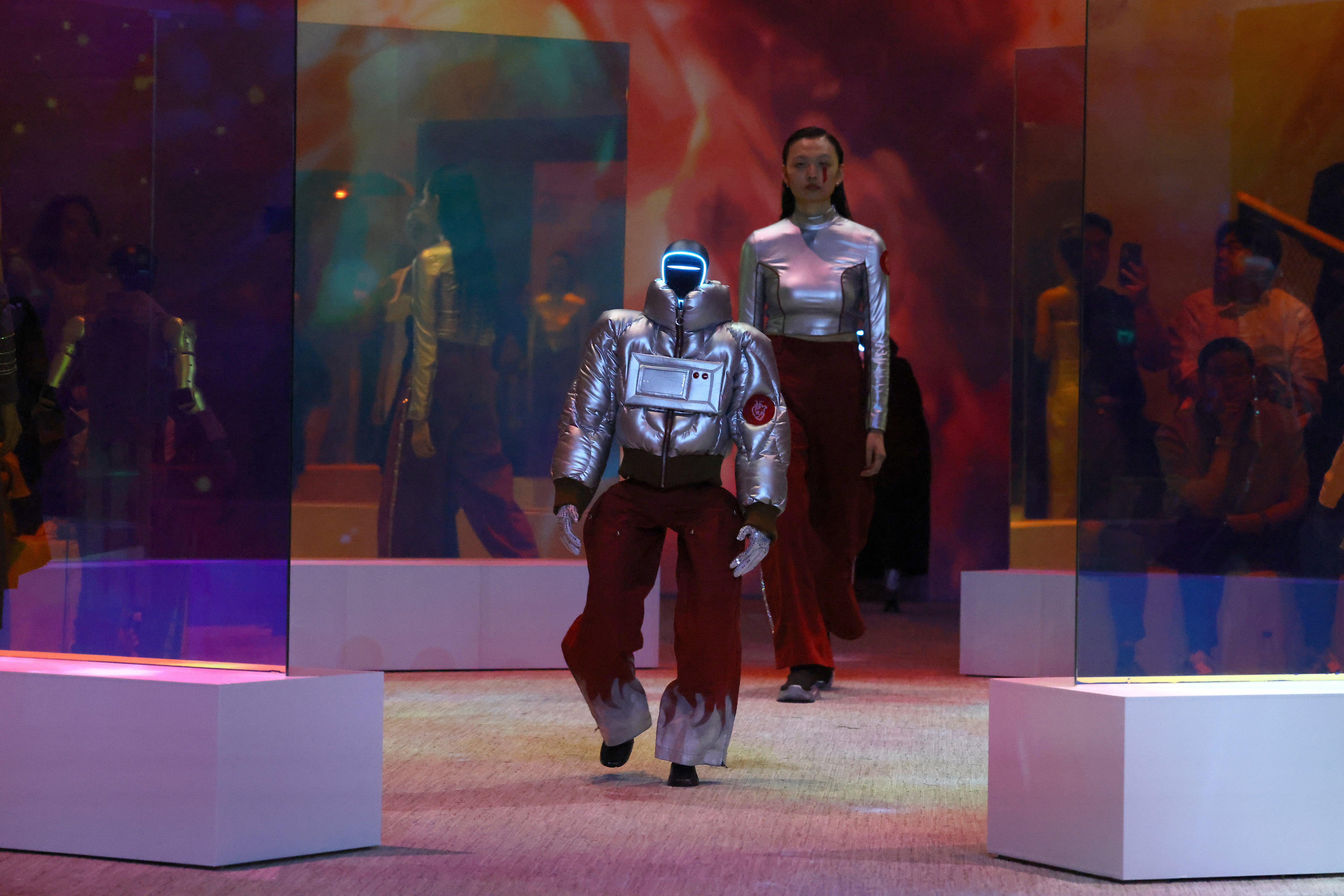 人型ロボットが最新ファッションに身を包み、ランウェイへ。仕掛け人はG-DRAGONの所属事務所（韓国・ソウル）