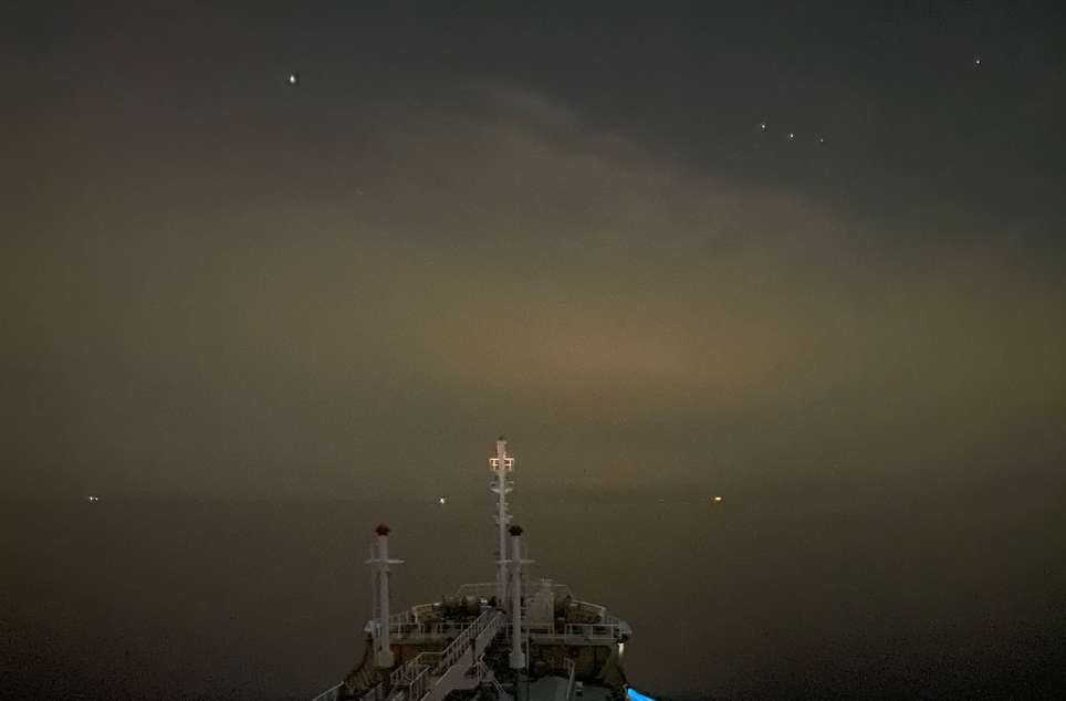 夜の瀬戸内海で青白く光る“夜行虫”⇨タンカー船からの光景に「宇宙を飛んでるみたい」の声