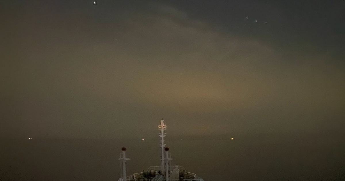 夜の瀬戸内海で青白く光る“夜行虫”⇨タンカー船からの光景に「宇宙を飛んでるみたい」の声