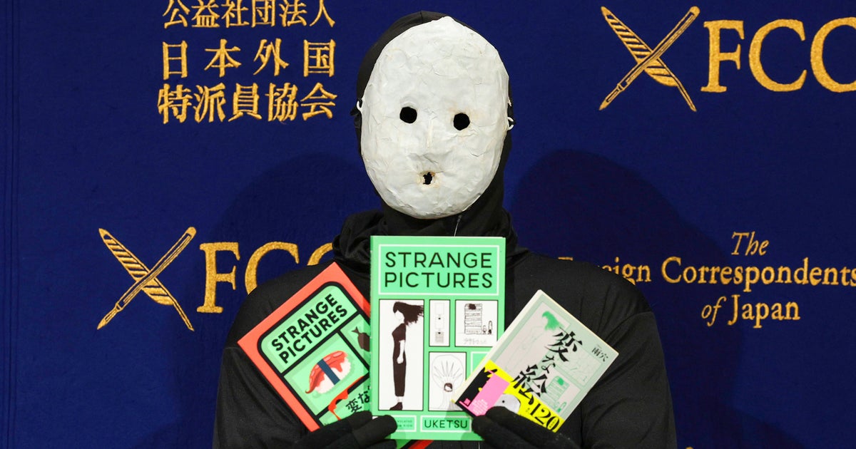 「シュールで最高！」『変な家』雨穴さん、白い仮面に全身黒タイツで自作の歌のダンス動画を投稿。英ダガー賞最終候補にも