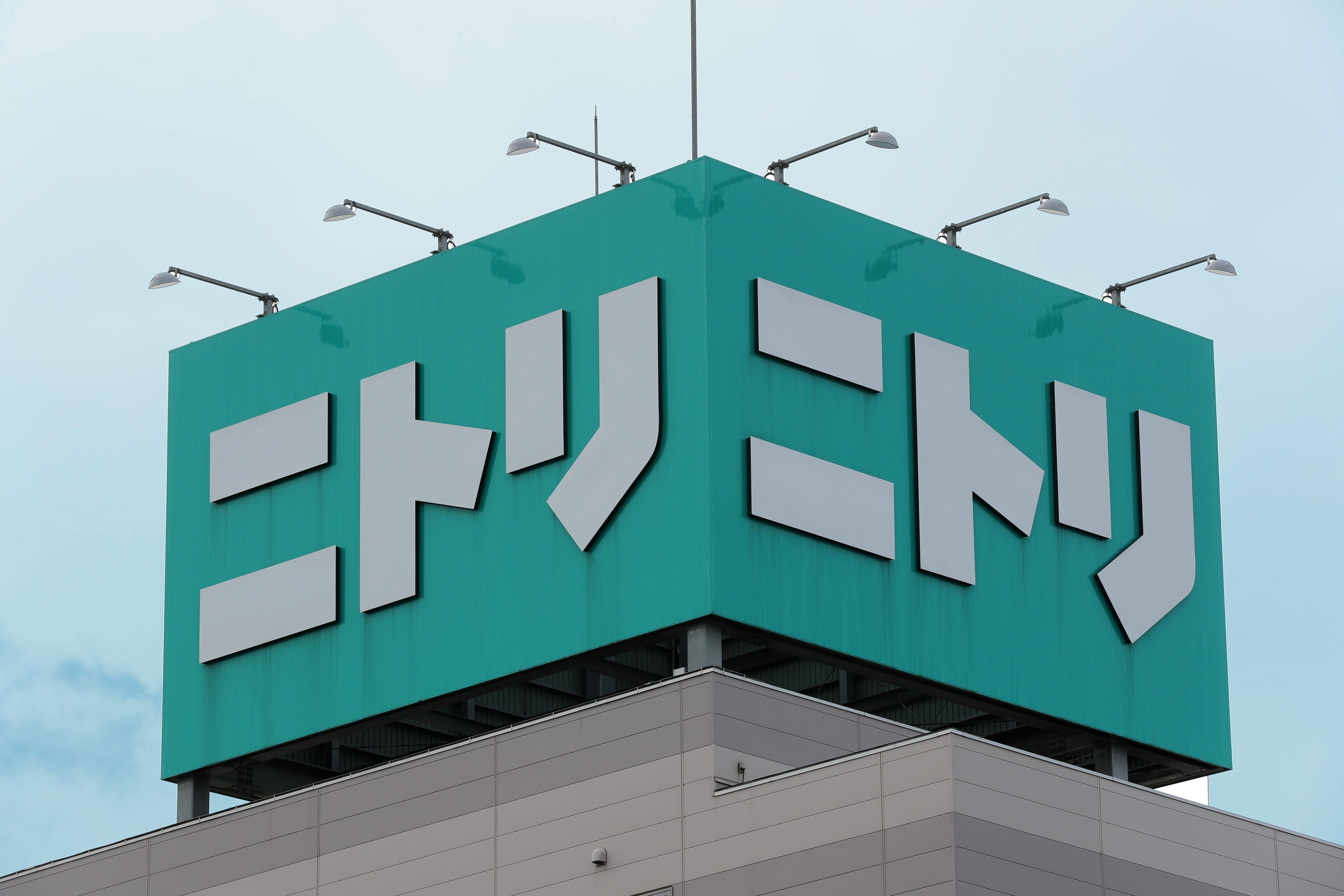 ニトリの3万円台「ポータブルクーラー」が話題⇨工事不要、“置くだけ”で使える。PB家電で売上2000億円目指す