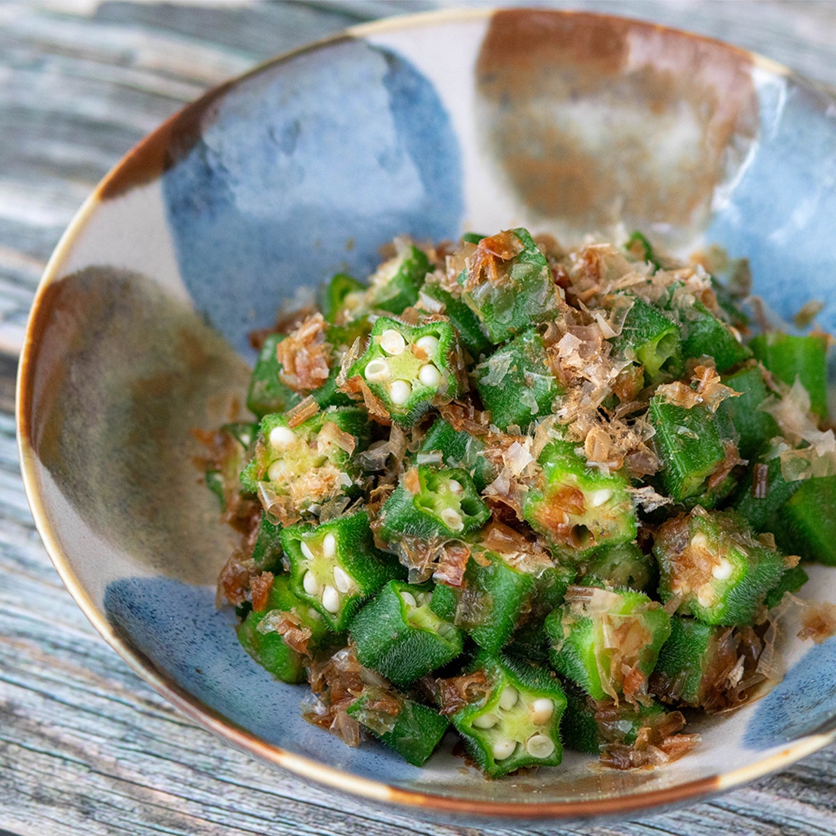 【オクラならやっぱりコレ】味付けは2つだけ！一口食べればもうお箸が止まらない「オクラのおかか和え」のレシピ