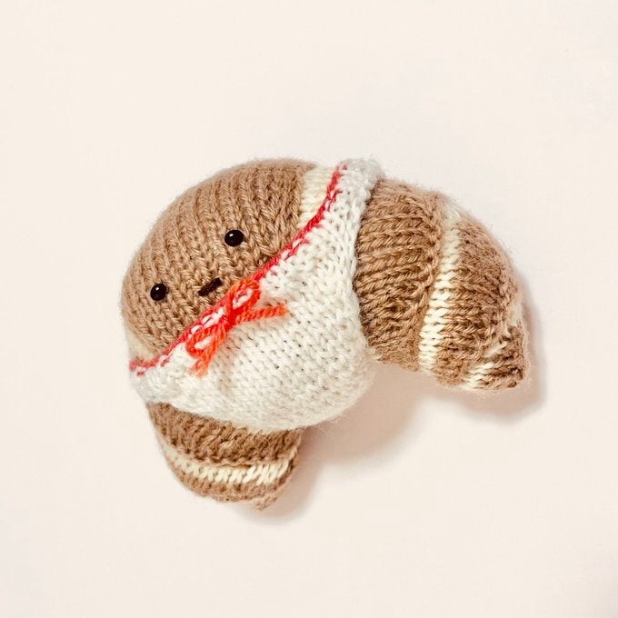 パンにパンツを履かせたらこうなる⇒編み物作家の手作りグッズに「クロワッサンってパンツ似合うんだ」