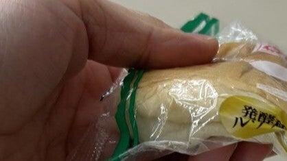 コッペパンを持って満員電車に乗ったら…⇨衝撃の姿に「これならカロリーゼロのはず」「満員電車おそるべし」と反響